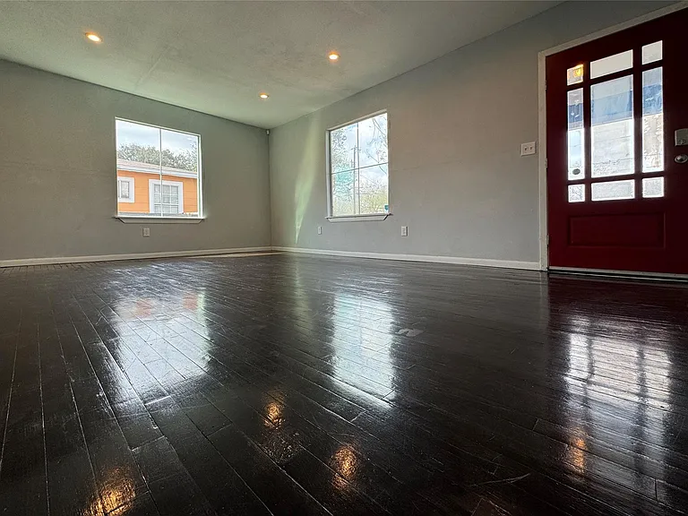 1402 Mardell St — Photo 6