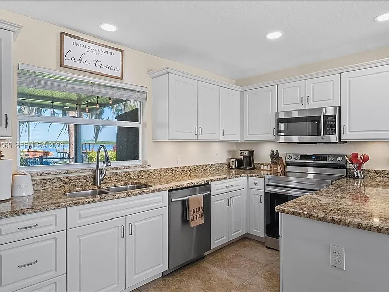 924 Lake Dr E — Photo 8