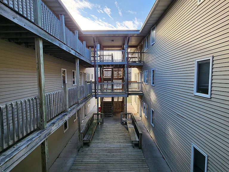 428 Stonehaven Dr — Photo 1