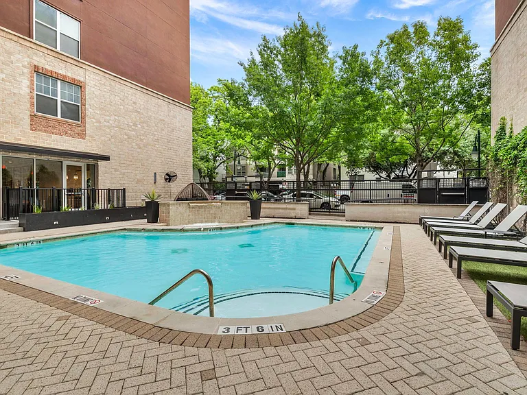 The Quarters Nueces House (Student Housing - Rent by the Bed) — Photo 73