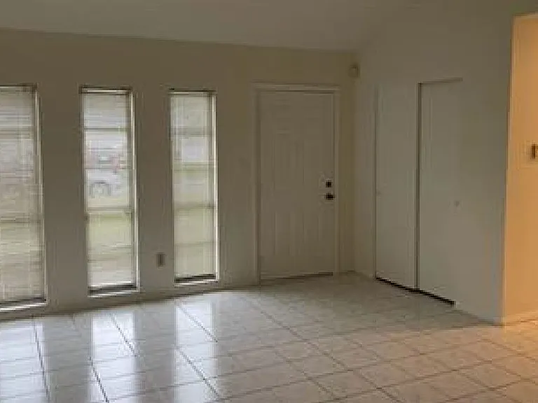 319 La Paz Dr — Photo 3