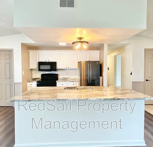 725 Chatsworth Dr — Photo 8