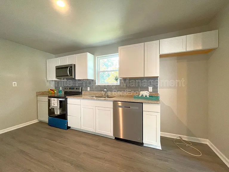 706 Hillside St — Photo 8