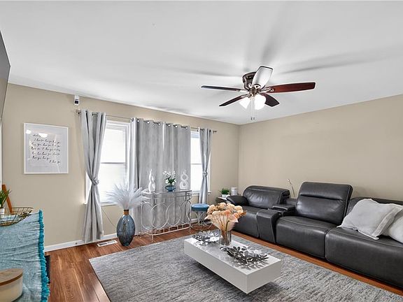 4th image of 10 Rendon Dr