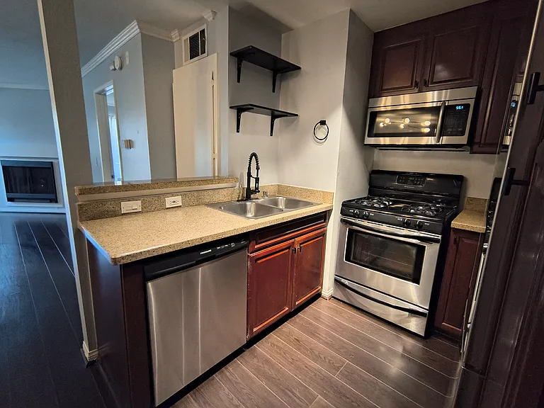 5530 Owensmouth Ave #233 — Photo 19