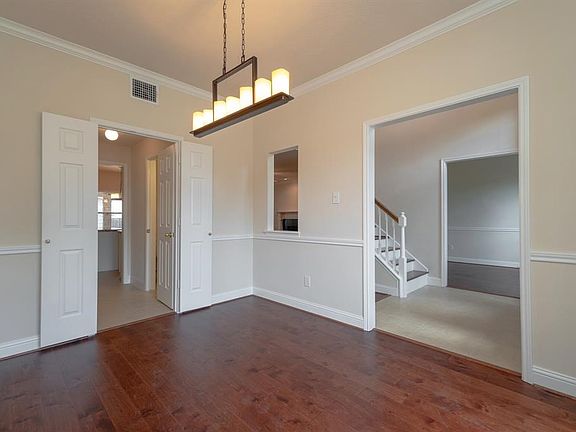 Well kept property located in a fantastic neighborhood.