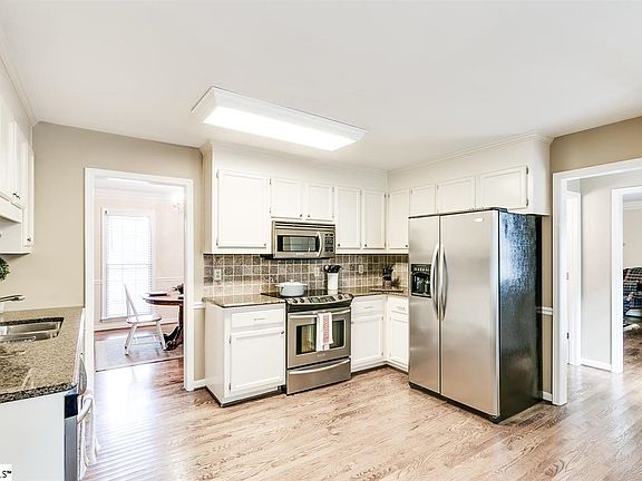5th image of 405 Halifax Dr