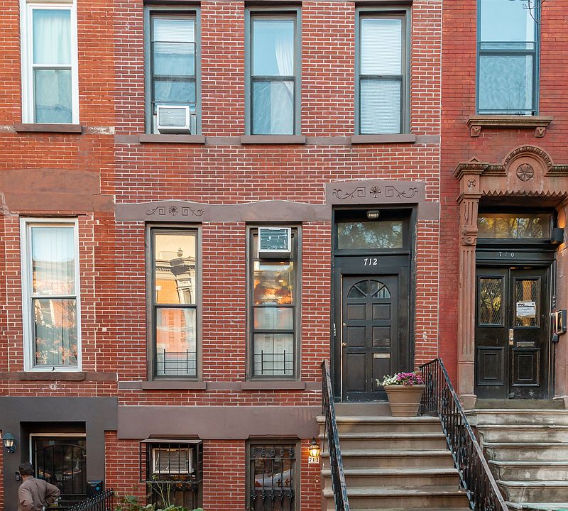 1st image of 712 De Graw St