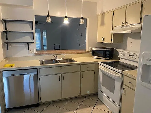 2 bed, 970 sqft, $1,725 — Photo 2