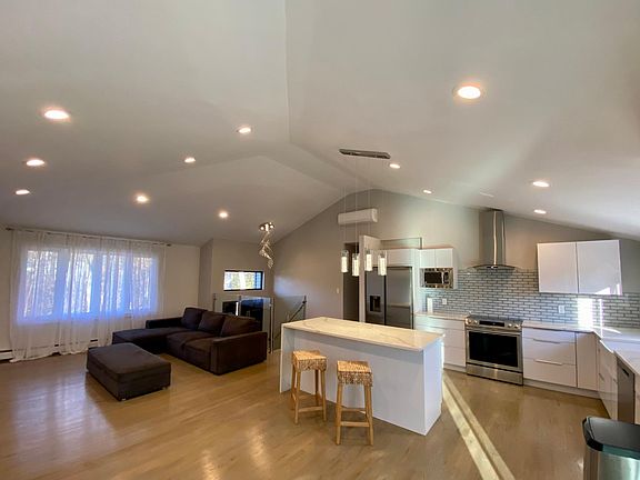 4th image of 40 Ketewomoke Dr