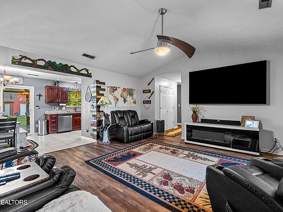 2nd image of 425 Glenns Lea