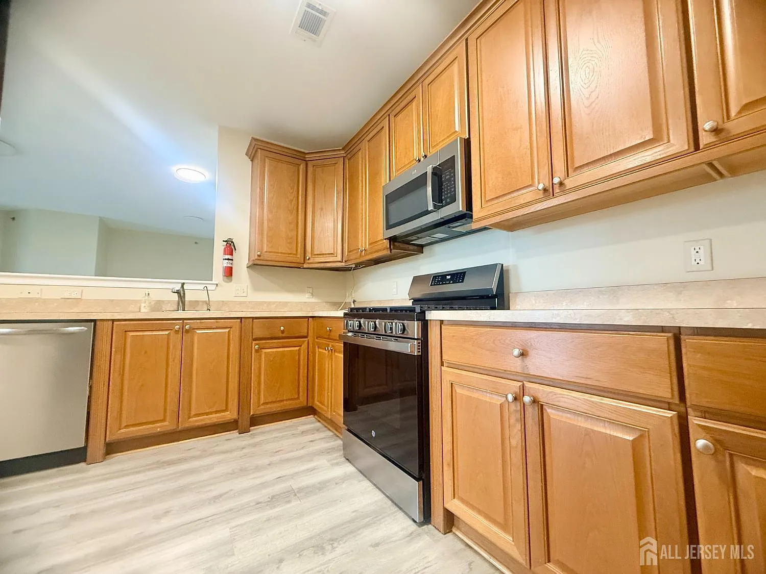 2 bed, 2.0 bath, 1500 sqft, $2,800 — Photo 2