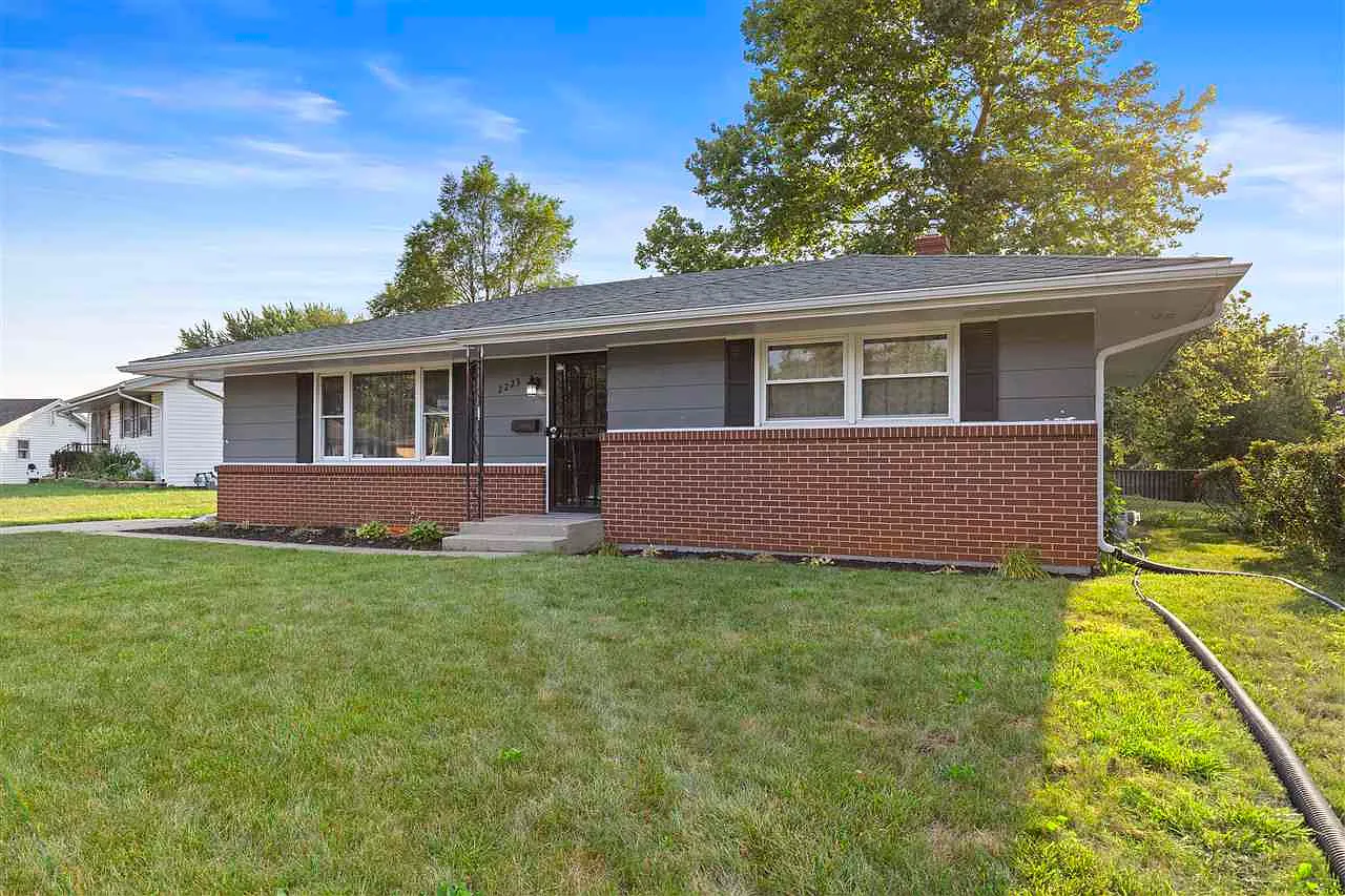2223 Pendleton Pkwy photo 1