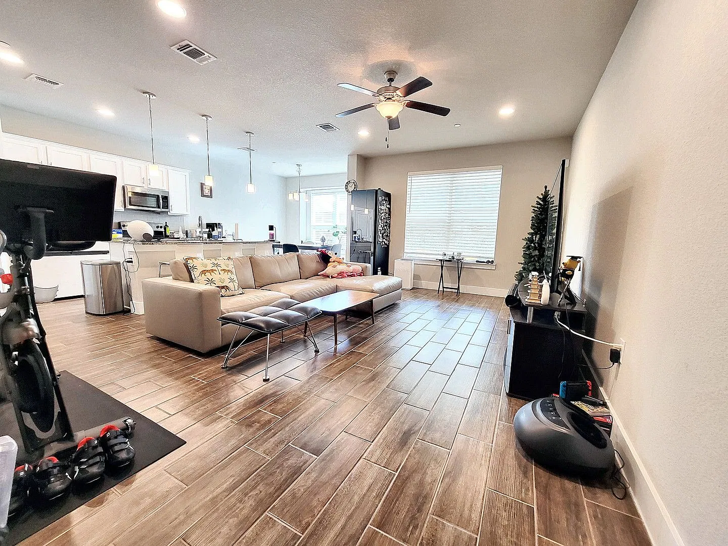 Modern Comfort in a Prime North Austin Location 3 Bed, 2.5 Bath Townhome in Creekside at Pioneer ... — Photo 2