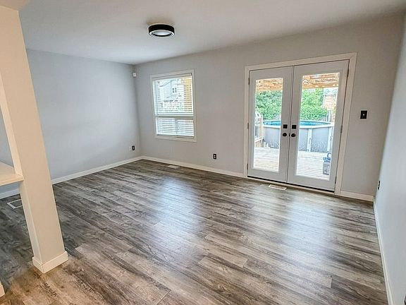 3rd image of 34 Mountain Laurel Cres