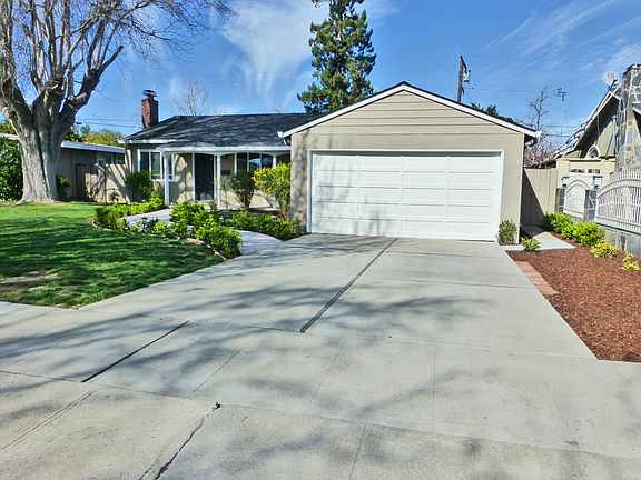 2nd image of 2385 Boxwood Dr