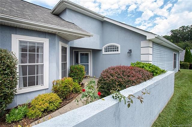 1st image of 8 Stonebridge Dr