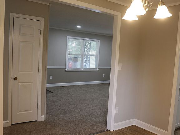 5th image of 400 E 18th St