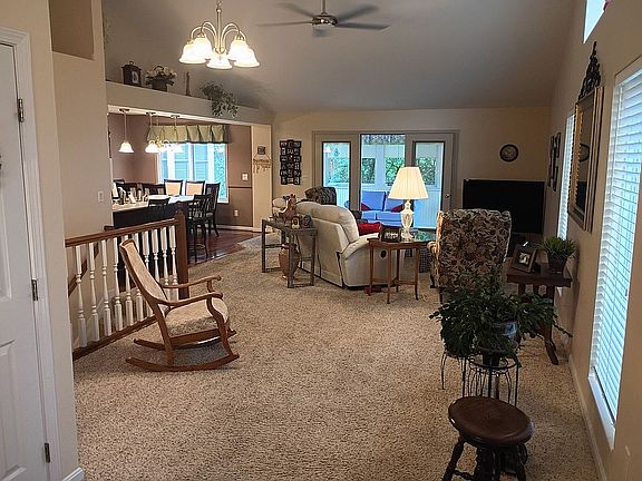 3rd image of 528 Palmer Ct