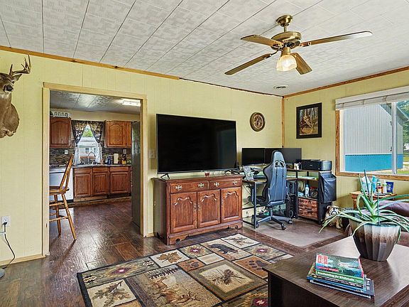 3rd image of 601 Pine Ln