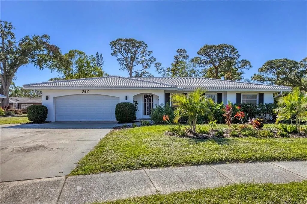 3 bed, 2.0 bath, 1624 sqft, $3,250 — Photo 1