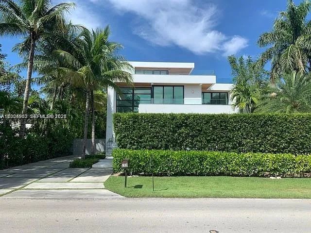 785 Harbor Dr — Photo 1