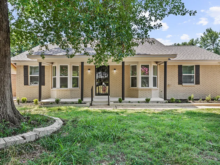1689 Clementine Rd — Photo 1