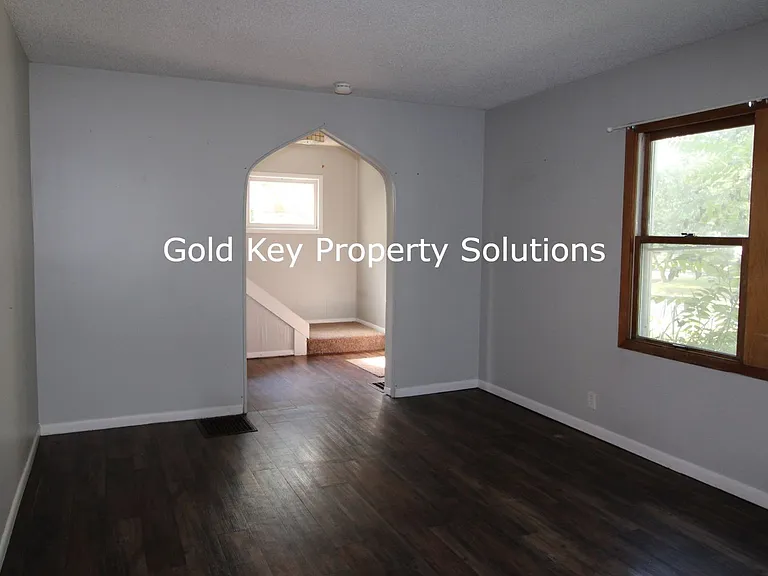 604 N Alameda Ave — Photo 3