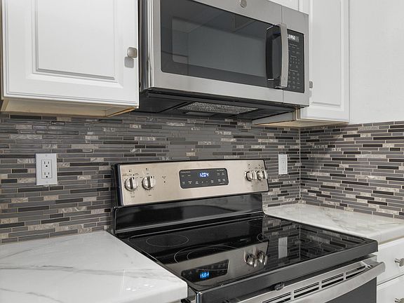 2nd image of 16220 NE 12th Ct APT C-40