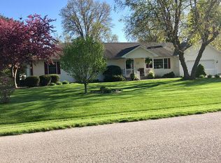 26 Fairway Dr, Monmouth, IL