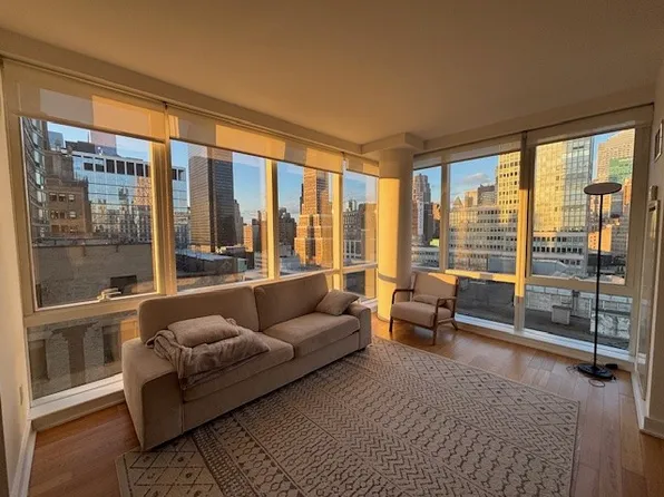 885 6th Avenue image 1 of 8