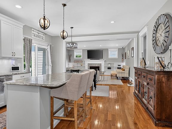 5th image of 10 Sterling Ct