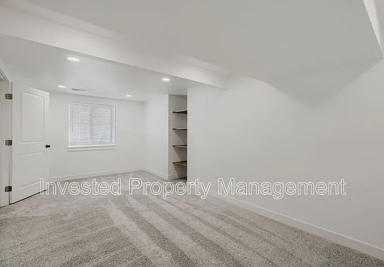 6473 Newcombe Ct — Photo 23