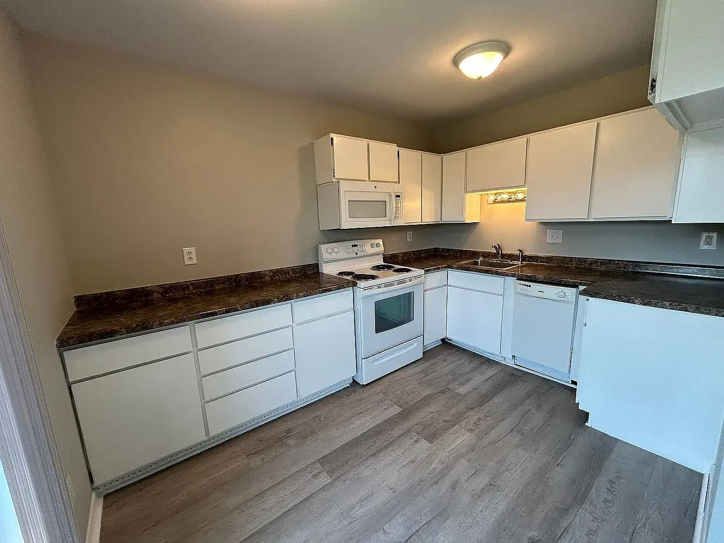 Oakhurst Apartments — Photo 4