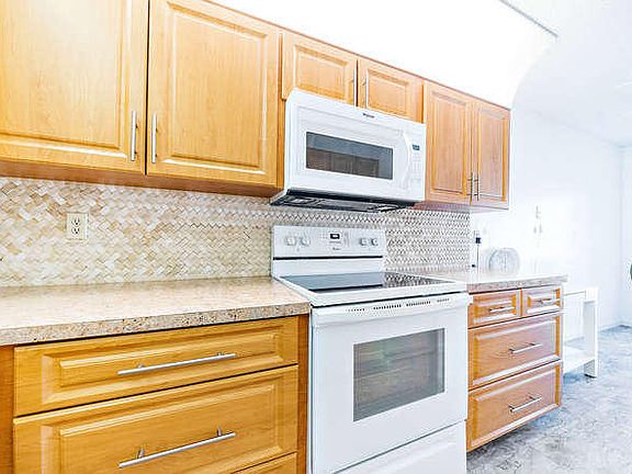 5th image of 13857 Royal Palm Ct APT A