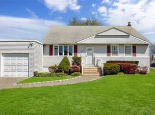 43 Merritt St, West Islip, NY 11795
