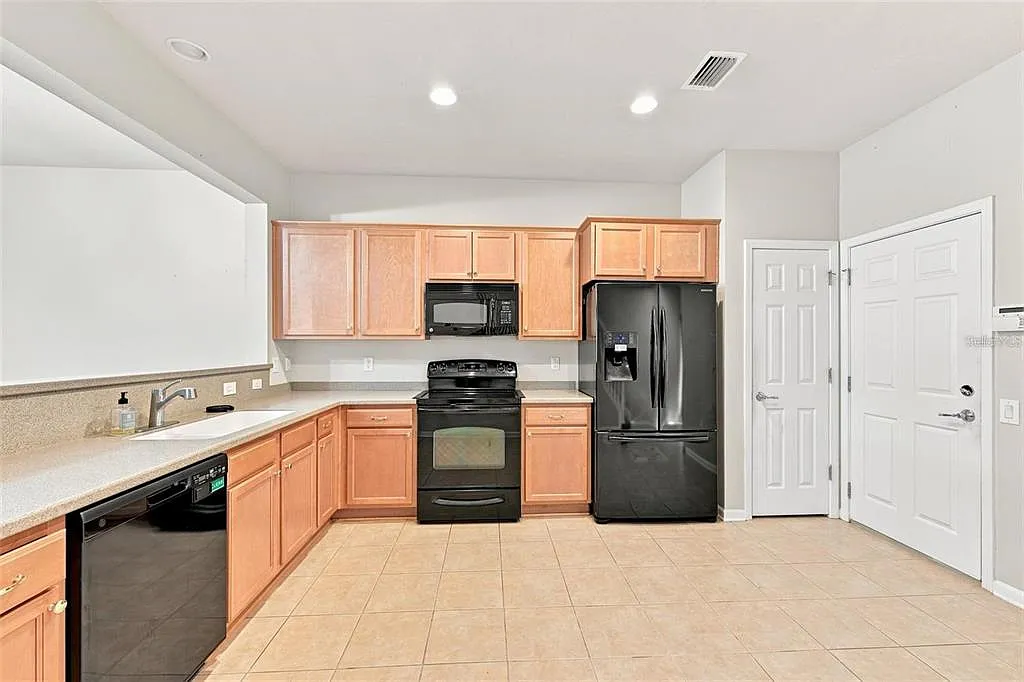 3 bed, 2.5 bath, 1622 sqft, $2,100 — Photo 3