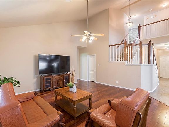 2nd image of 3001 San Sebastian St