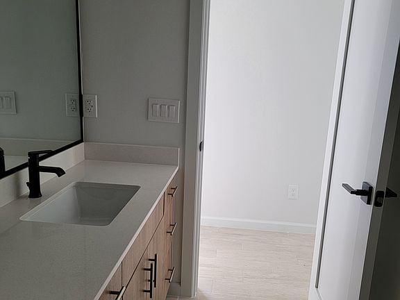 4th image of B2-3529 Hidalgo St