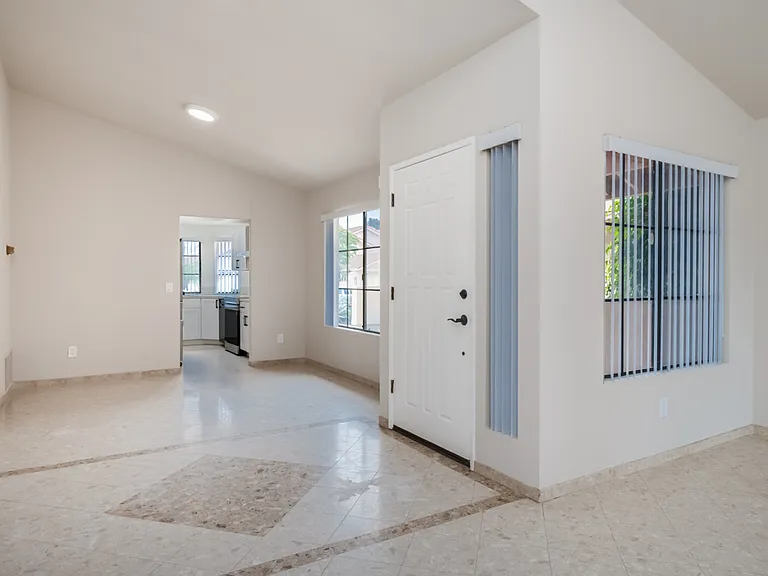 1090 Winding Oak Dr — Photo 3