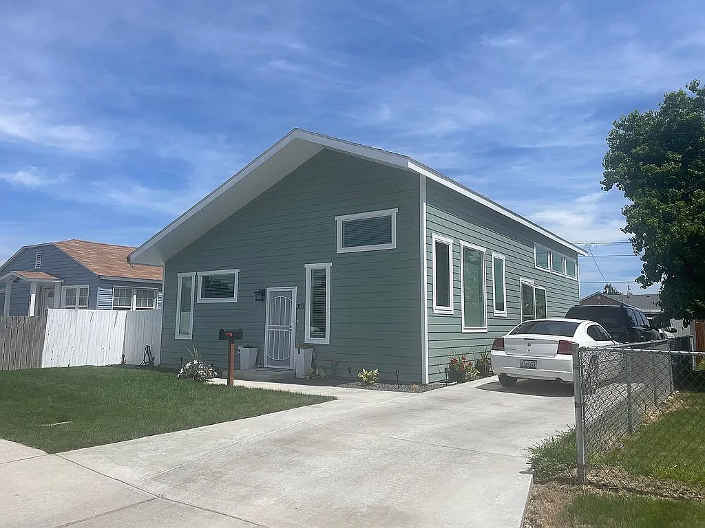307 Avenue D photo 1
