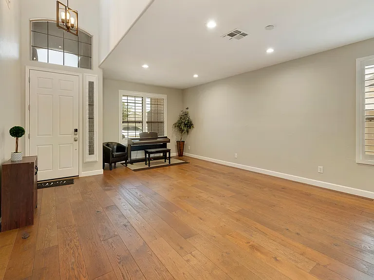 1425 E Morelos St — Photo 23