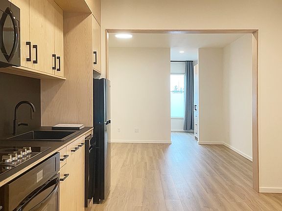 5th image of 1614 6th Ave #303