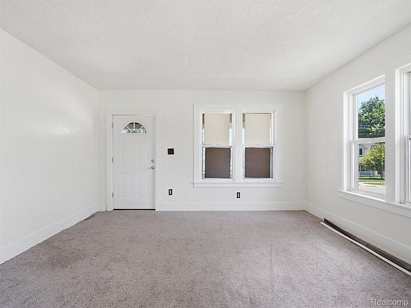 3rd image of 290 S Paddock St