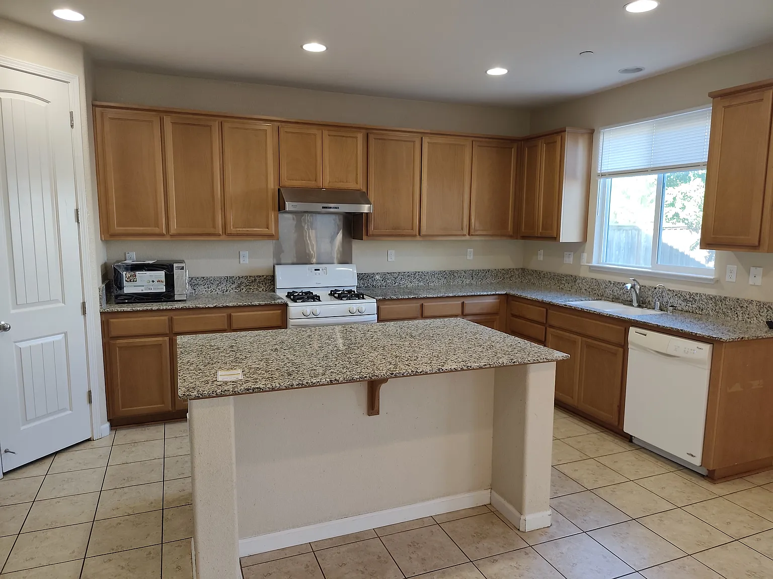 4 bed, 2601 sqft, $3,095 — Photo 4