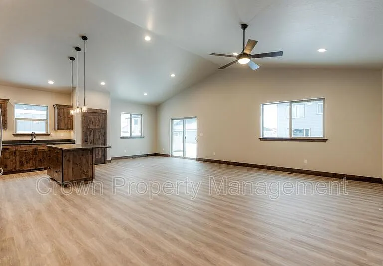4032 Snowberry Ave — Photo 2