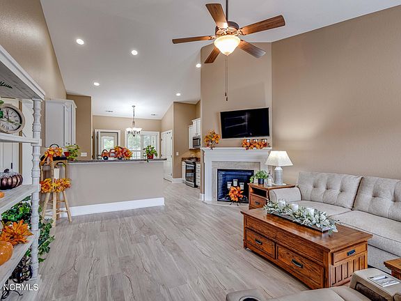 5th image of 3345 Ellsworth Drive #A