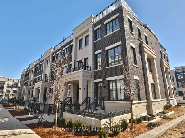 657 Cricklewood Dr #502, Mississauga, ON L5G 0B8