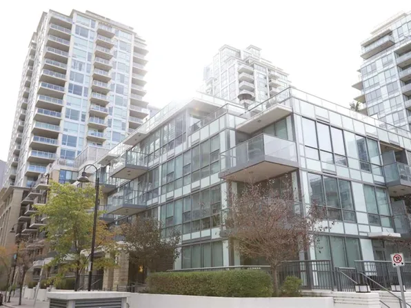51 E Waterfront Mews SW #304, Calgary, AB T2P 0X3