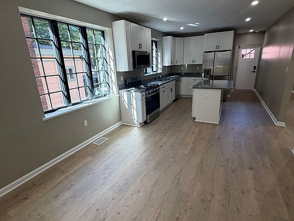5th image of 246 S Evaline St
